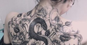 Lee más sobre el artículo Asombroso tatuaje de Serpiente entre Flores en la espalda