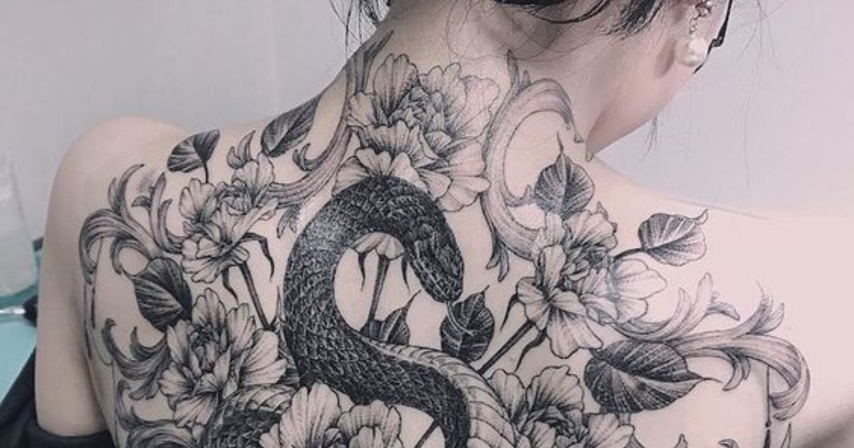 En este momento estás viendo Asombroso tatuaje de Serpiente entre Flores en la espalda